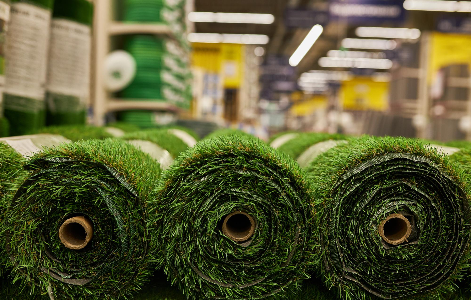 green-artificial-grass-rolls-close-up-rolls-artificial-grass-store-building-materials